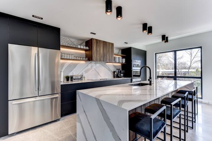 Clubhaus Ultimate VIP Penthouse,Hot Tub,Sleeps 20+ gallery image 5