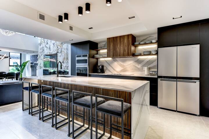 CLUBHAUS Premium XL Penthouse, Rooftop Hot Tub, Sleeps 16 gallery image 4