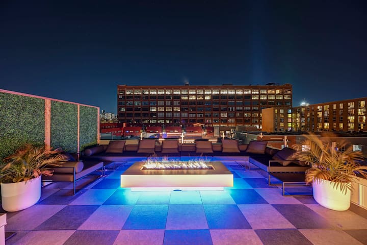 CLUBHAUS Premium XL Penthouse, Rooftop Hot Tub, Sleeps 16 gallery image 2