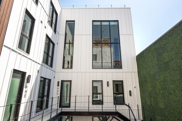 CLUBHAUS Premium XL Penthouse, Rooftop Hot Tub, Sleeps 16