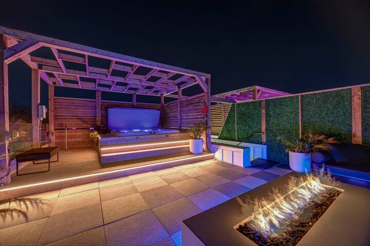 CLUBHAUS Premium XL Penthouse, Rooftop Hot Tub, Sleeps 16 gallery image 3
