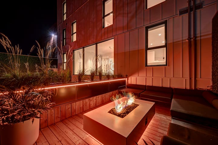 CLUBHAUS VIP Suite, Private Hot Tub, Sleep 16 - Condominiums for