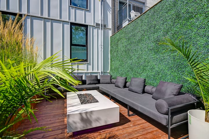 Clubhaus Vip Suite, Private Hot Tub, Sleep 16 - Longueuil