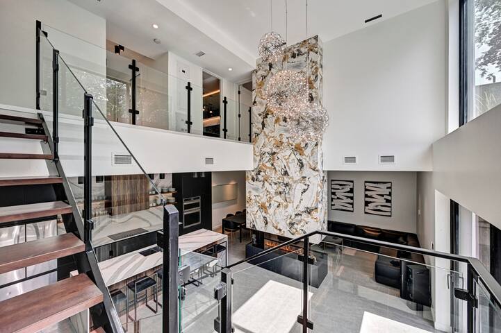 CLUBHAUS VIP Suite, Private Hot Tub, Sleep 16 gallery image 5