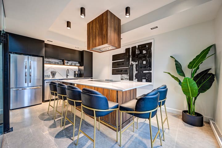 CLUBHAUS Executive Penthouse, Private Rooftop, Sleeps 12+