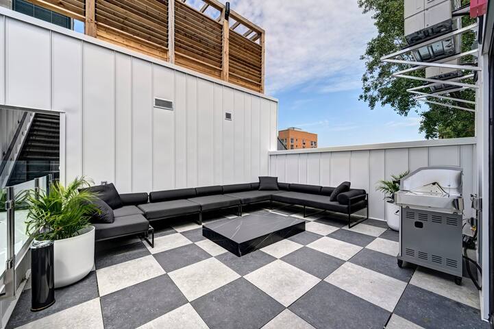 CLUBHAUS Executive Penthouse, Private Rooftop, Sleeps 12+ gallery image 2