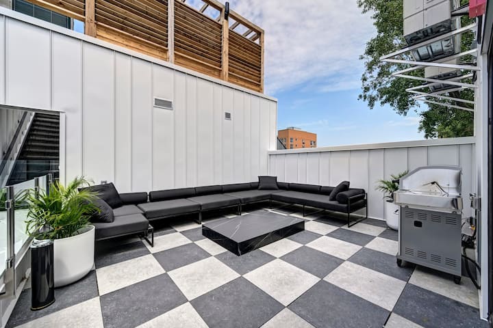 CLUBHAUS Executive Penthouse, Private Rooftop, Sleeps 12+ CLUBHAUS Executive Penthouse, Private Rooftop, Sleeps 12+