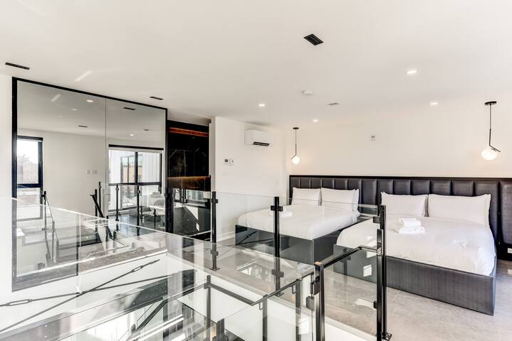 CLUBHAUS Executive Penthouse, Private Rooftop, Sleeps 12+ gallery image 4