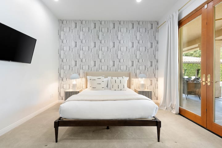 Chumba cha kulala 2 kina kitanda cha malkia.