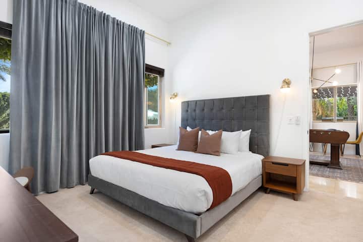 Chumba cha kulala 6 kina kitanda aina ya king na runinga.