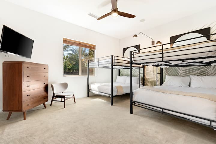 Chumba cha kulala 3 kina vitanda viwili vya upana wa futi tano.