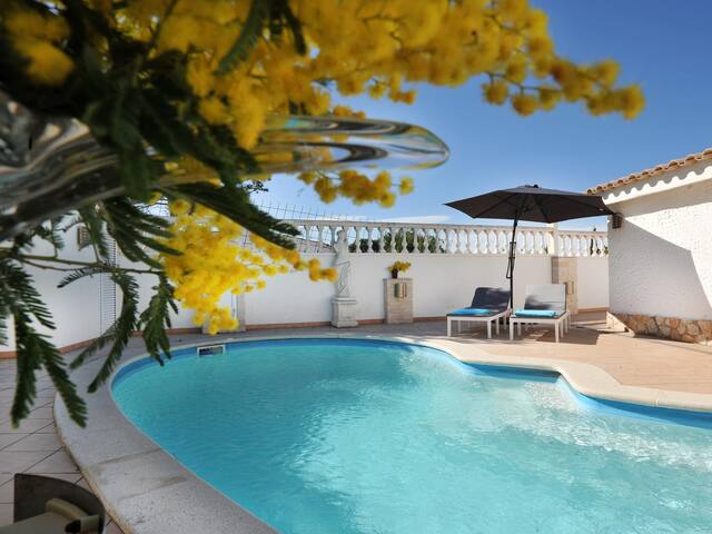 House with seaview up the hill of Montgo. gallery image 3