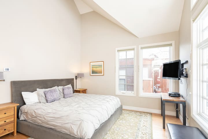 ¡No hay malas vistas en Etta Place!  Esta es una forma maravillosa de despertar en el dormitorio principal.