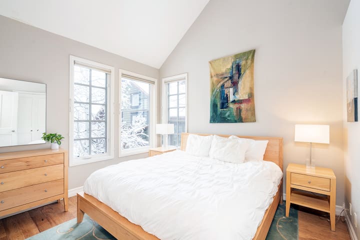 La habitación de invitados dos también cuenta con una cama tamaño queen.  Abierta con mucha luz natural, esta habitación también está ubicada en el nivel principal.