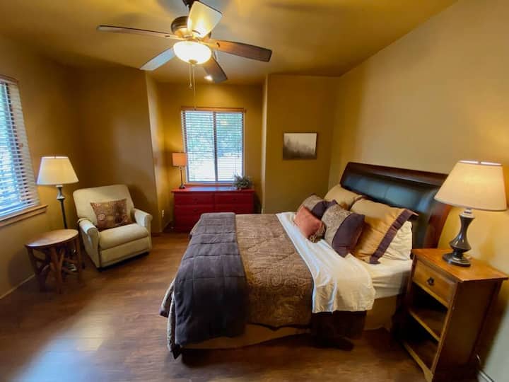 Гостинска соба на горниот кат со брачен кревет (широк 150-179 см)