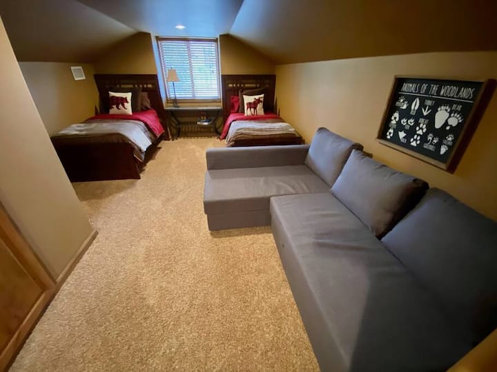 Поткровјето со 2 двокреветни кревета и кауч со кабриолет