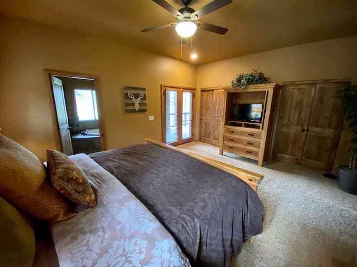 Експанзивна главна спална соба на долниот кат