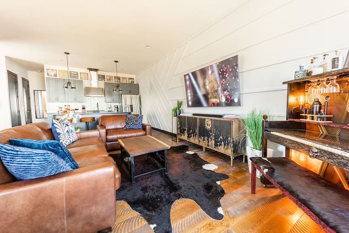 Broadway Getaway-Rooftop Patio-Mins to The Gulch