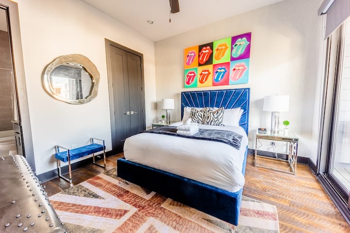 غرفة نوم ثانية تضم سرير كينج، وأثاثًا من تصميم خاص، وتلفزيونًا ذكيًا، وإمكانية الوصول إلى الشرفة على السطح، وحمام داخلي.