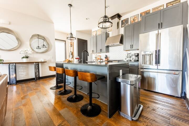 Broadway Getaway-Rooftop Patio-Mins to The Gulch gallery image 3