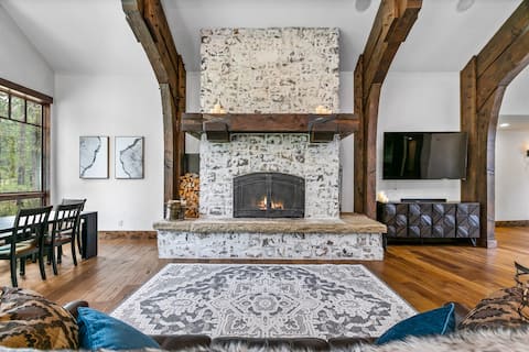 12-Person Tub, Game Room, 13 Beds, 5 Kings