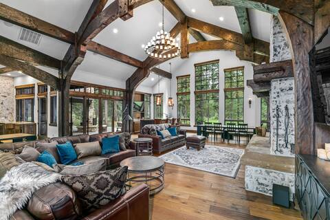 Woodland Retreat, Giant HotTub, Fireplace, GameRm
