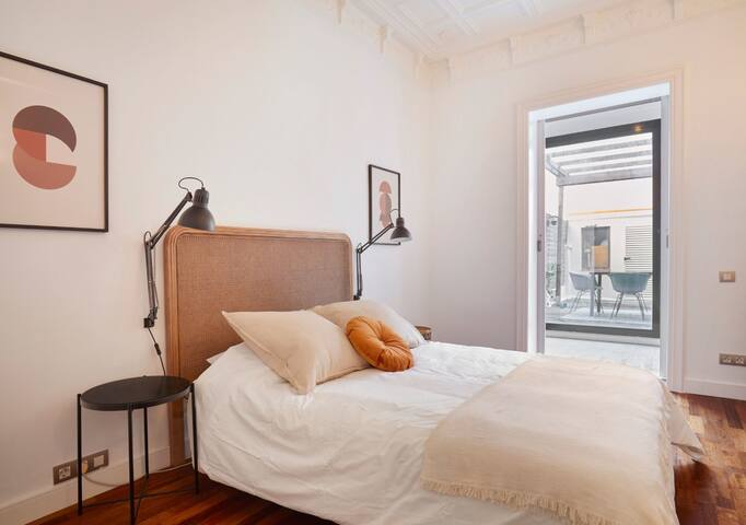 Classy 3BD – 2.5BTH with private patio in Eixample gallery image 5