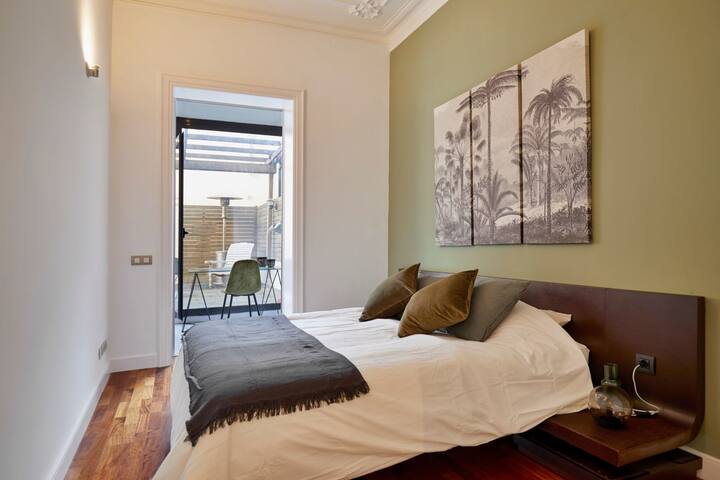 Classy 3BD – 2.5BTH with private patio in Eixample gallery image 2
