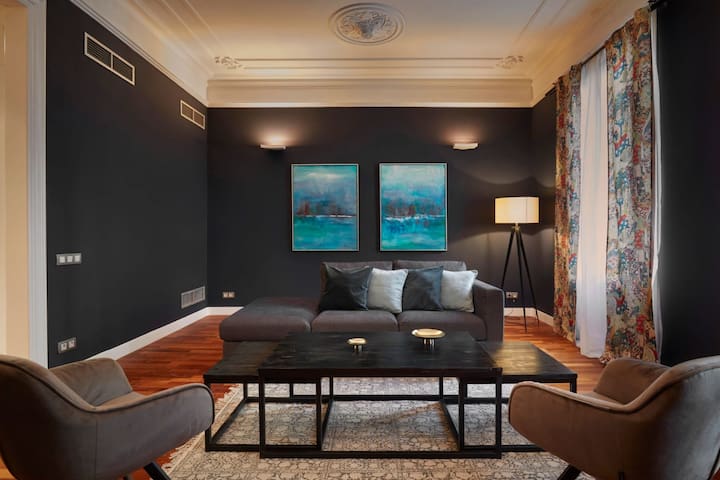 Classy 3BD – 2.5BTH with private patio in Eixample