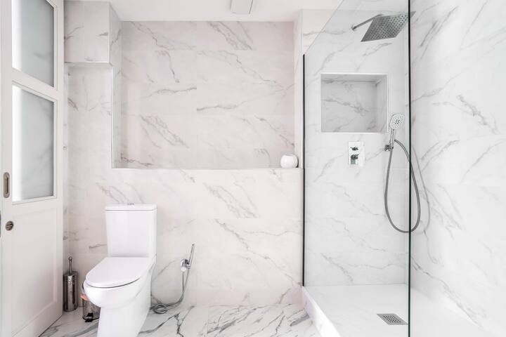 Plaza Urquinaona| Spacious 3BD 2.5BTH Catalan home gallery image 5