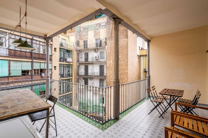 Plaza Urquinaona| Spacious 3BD 2.5BTH Catalan home gallery image 2