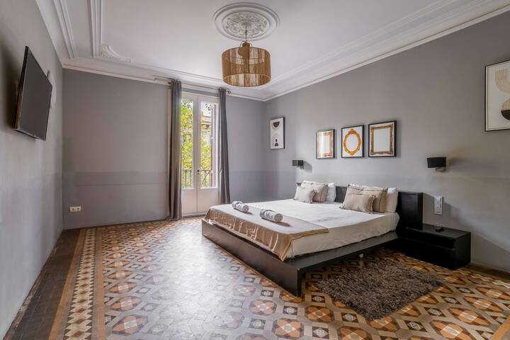 Plaza Urquinaona| Spacious 3BD 2.5BTH Catalan home gallery image 3