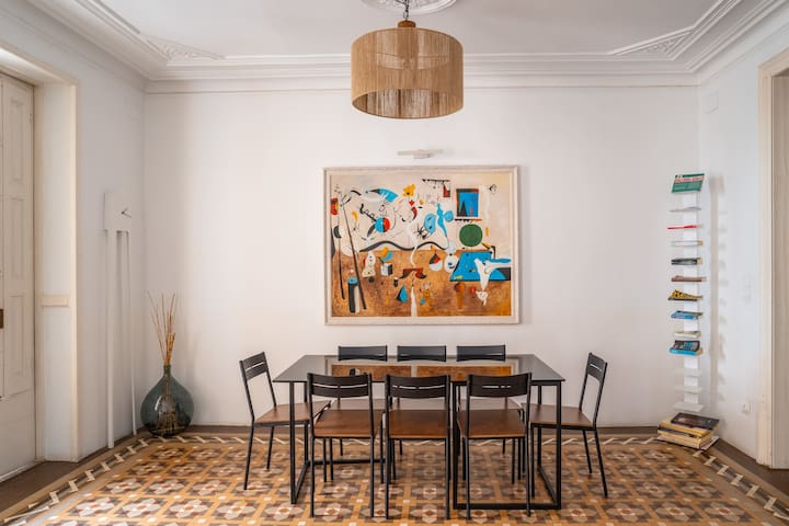 Plaza Urquinaona| Spacious 3BD 2.5BTH Catalan home