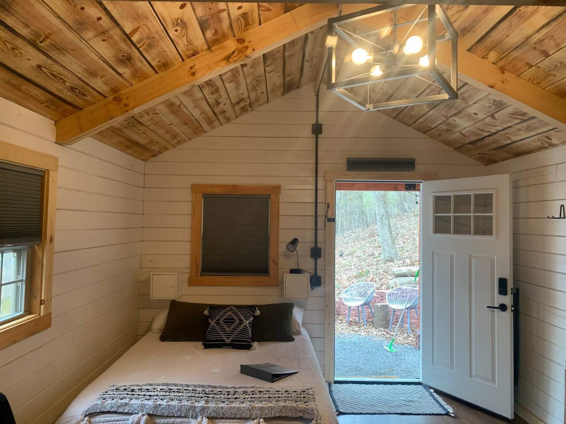 Shawnee Tiny Cabin near Ferne Clyffe with Hot Tub — photo 5