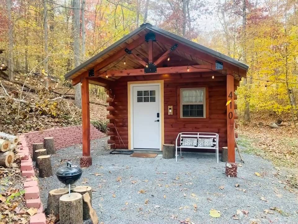 Shawnee Tiny Cabin near Ferne Clyffe with Hot Tub — photo 1