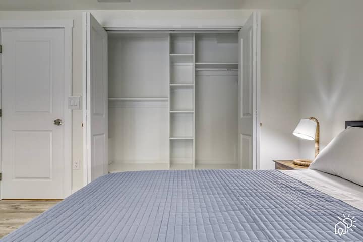 Un refugio acogedor con dos camas tamaño completo, perfecto para huéspedes de todas las edades