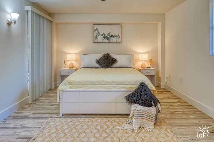 Dormitorio principal con una amplia cama tamaño queen. Armario dedicado y un baño separado. 