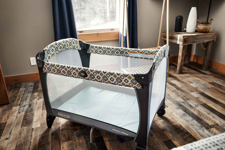 Alojamientos para familias: corralito listo en la suite principal para pequeños viajeros.