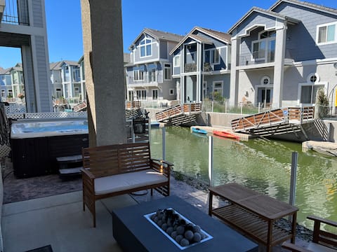 Waterfront, arcade, hot tub, firepit, dock + kayak
