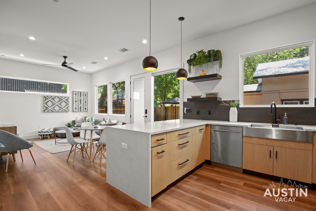 Super Stunning Back House w Terrace in East Chavez