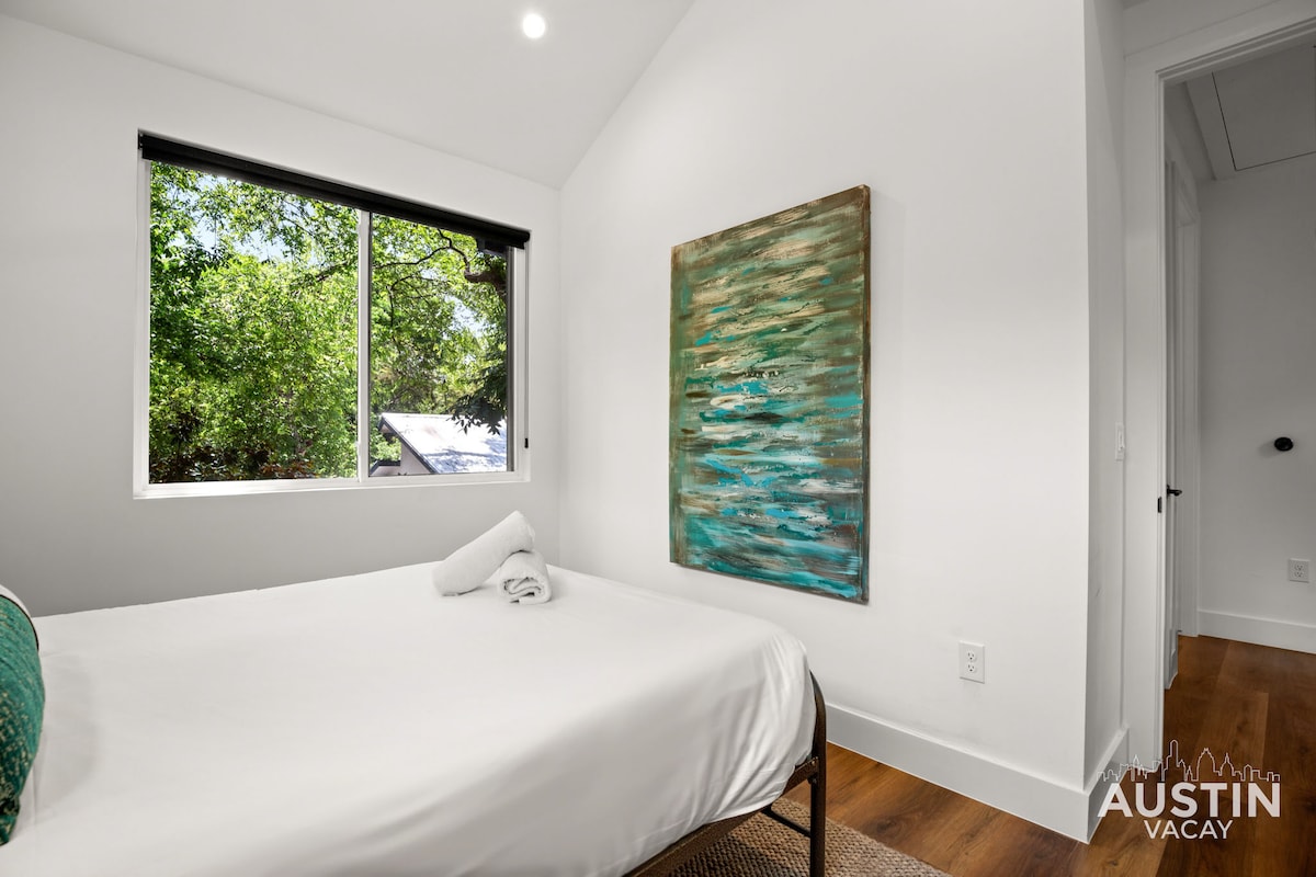 Super Stunning Back House w Terrace in East Chavez