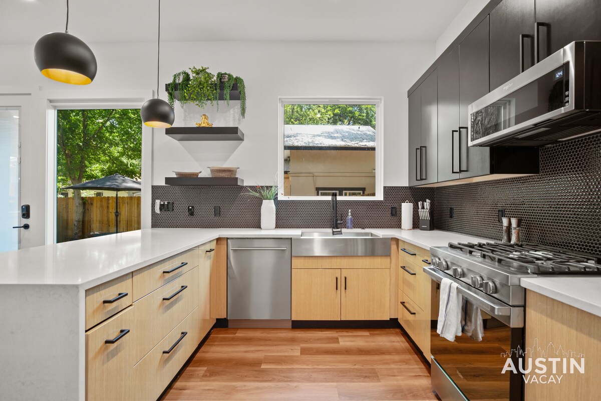 Super Stunning Back House w Terrace in East Chavez
