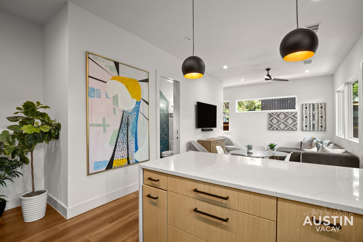 Super Stunning Back House w Terrace in East Chavez