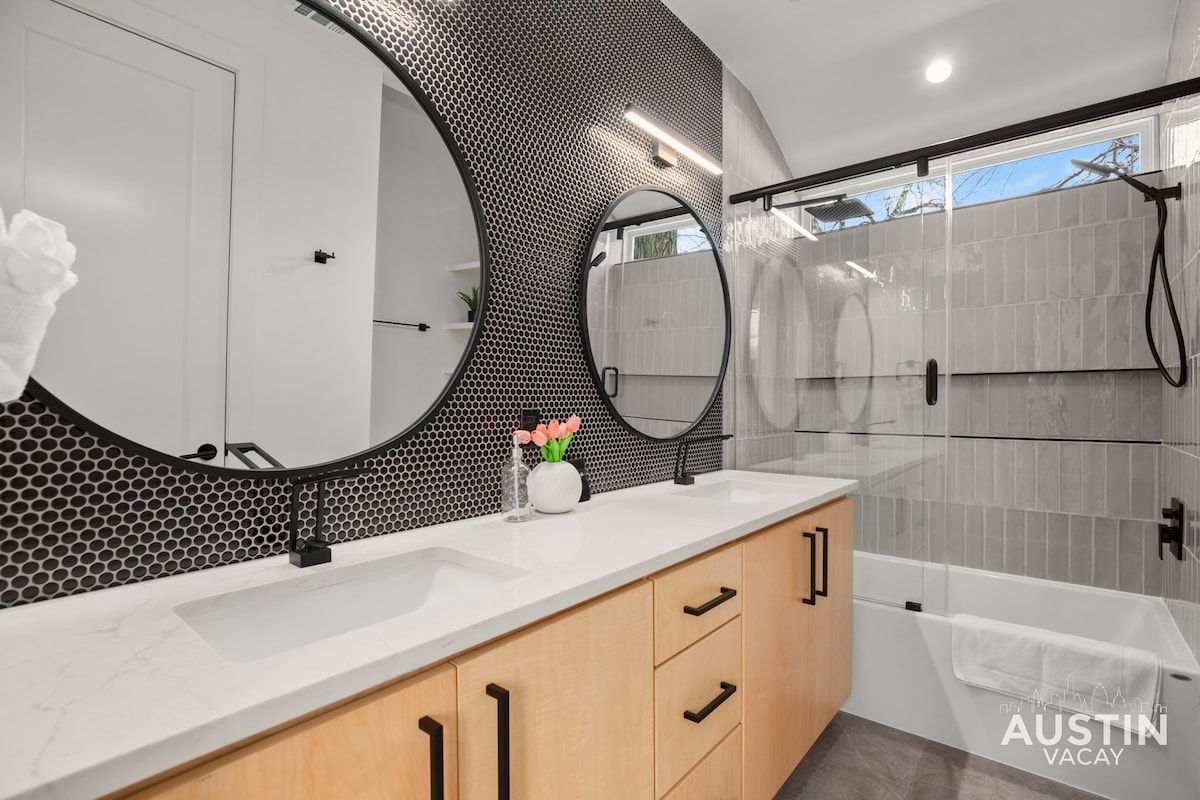 Super Stunning Back House w Terrace in East Chavez