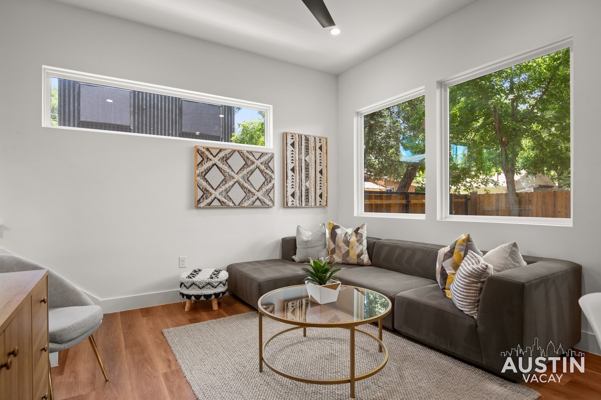 Super Stunning Back House w Terrace in East Chavez