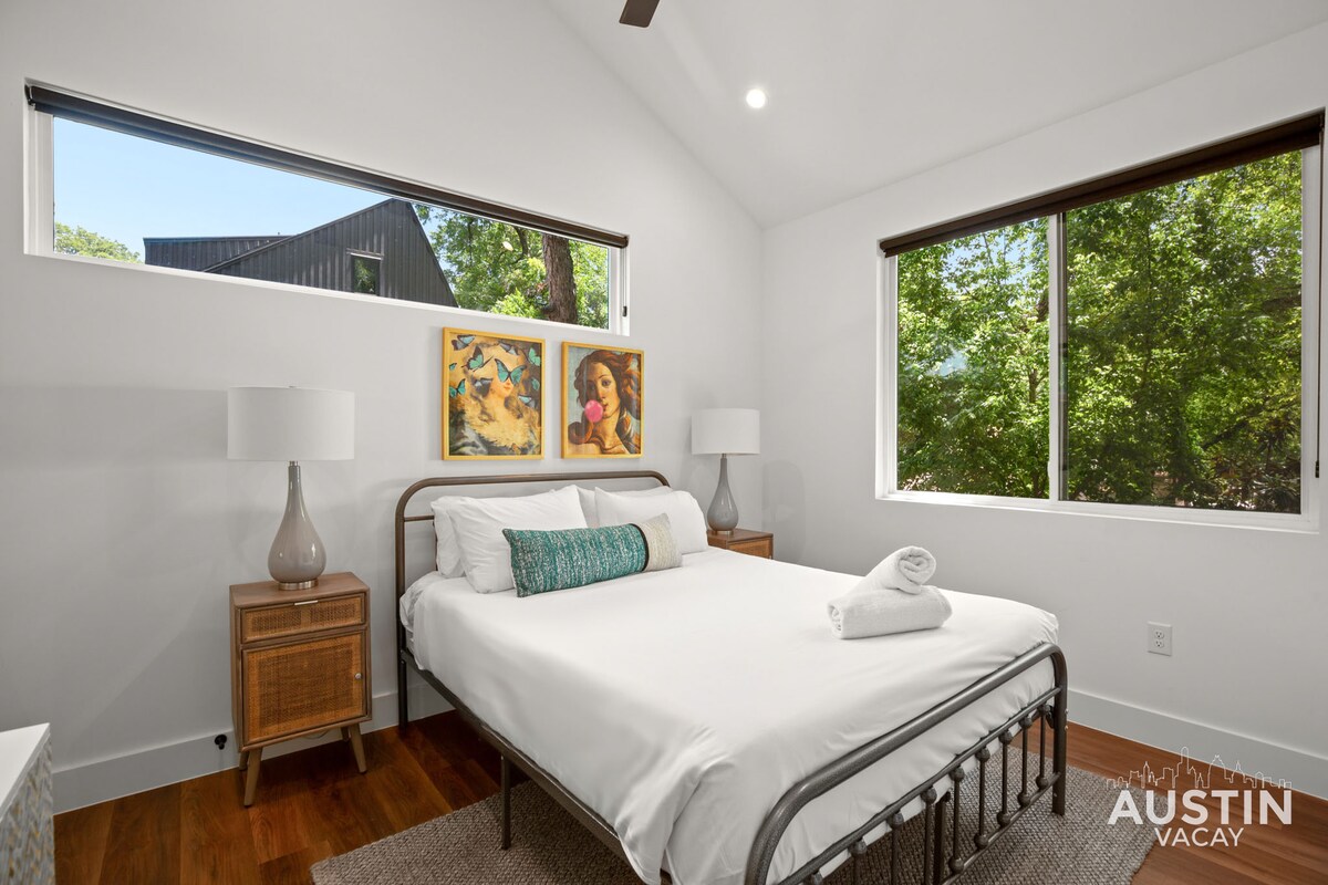 Super Stunning Back House w Terrace in East Chavez