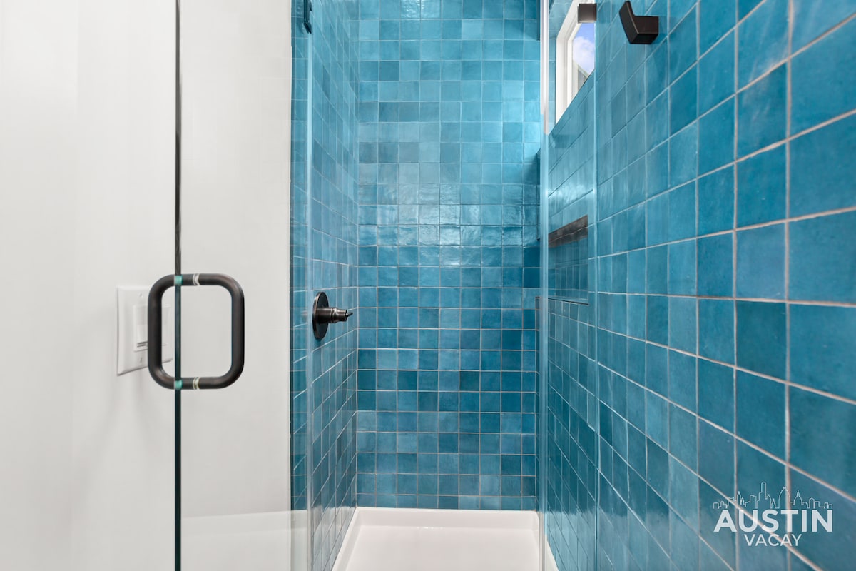 Super Stunning Back House w Terrace in East Chavez