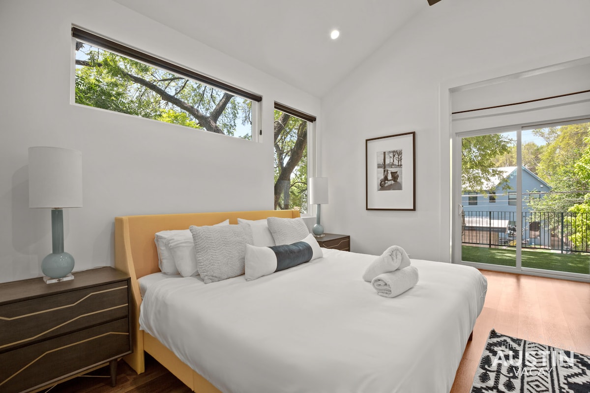 Super Stunning Back House w Terrace in East Chavez