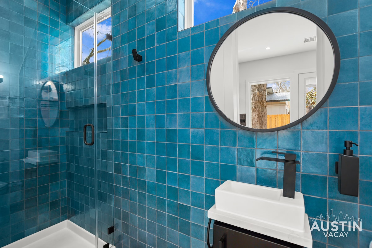 Super Stunning Back House w Terrace in East Chavez