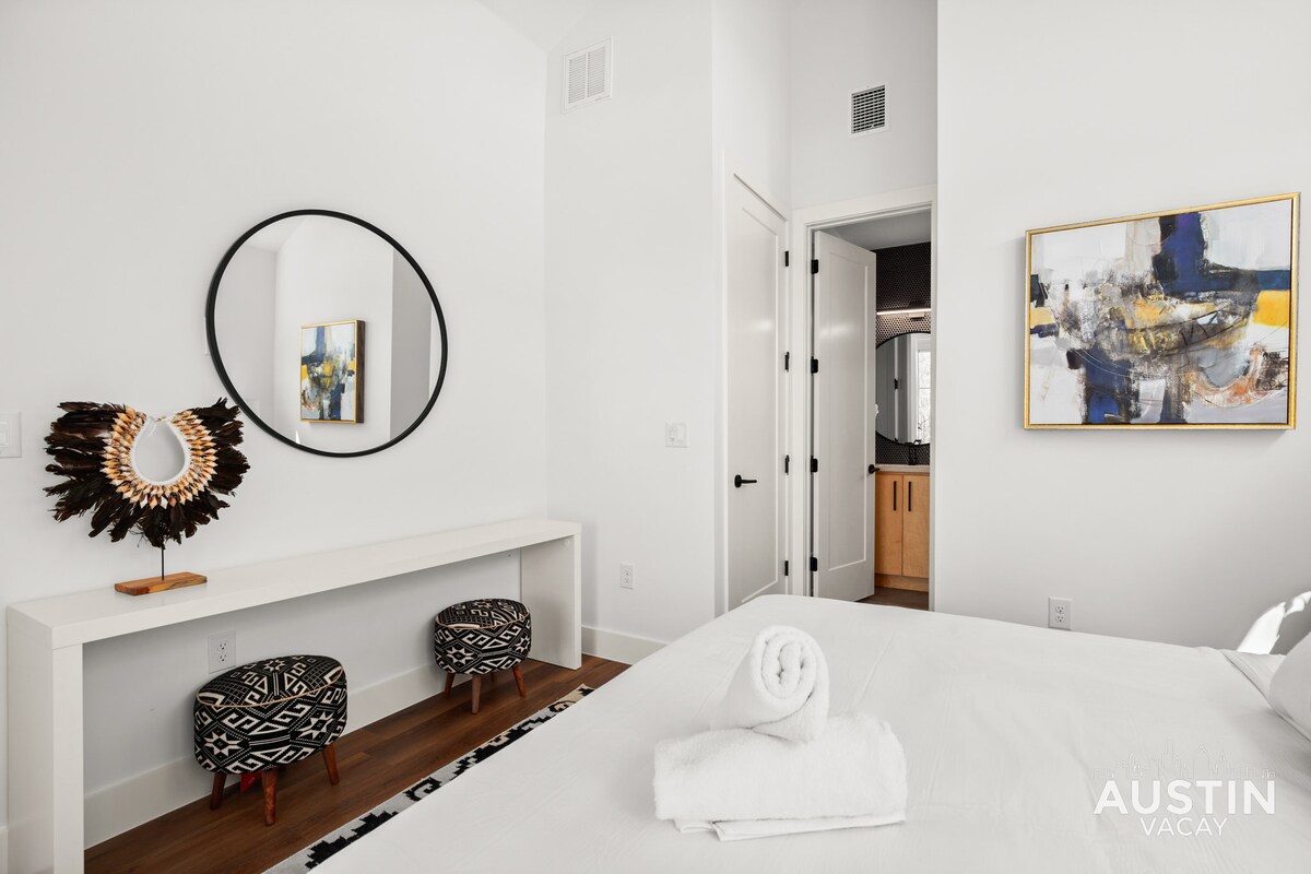 Super Stunning Back House w Terrace in East Chavez